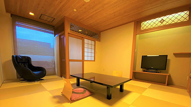 Japanese-Style Guestroom with an Open-Air Bath (made from earthenware pottery)