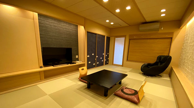 Fully-Renovated Japanese-Style Guestroom with and Open-Air Bath